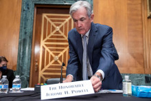 Šéf amerického Fedu Jerome Powell vie, že Kongesu nepovie nič lichotivé, lebo ekonomiku bičuje inflácia a úrokové sadzby pôjdu neľútostne hore. FOTO: Reuters
