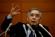Guvernér Bank of Japan Haruhiko Kuroda na tlačovej konferencii v Tokiu vysvetľuje, prečo banka nechce jen intervenciami resuscitovať. FOTO: Reuters
