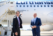 

Nemecký minister dopravy Andreas Scheuer a generálny riaditeľ Lufthansy Carsten Spohr. FOTO: Reuters