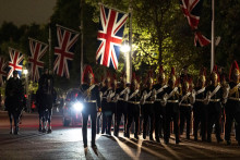 Rakva bude presunutá z Buckinghamského paláca do Westminster Hall. FOTO: Reuters