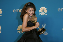 Herečka Zendaya pózuje s cenou Emmy.