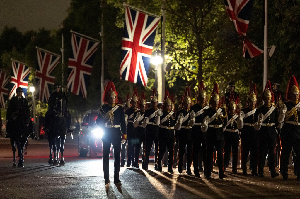 Rakva bude presunutá z Buckinghamského paláca do Westminster Hall. FOTO: Reuters