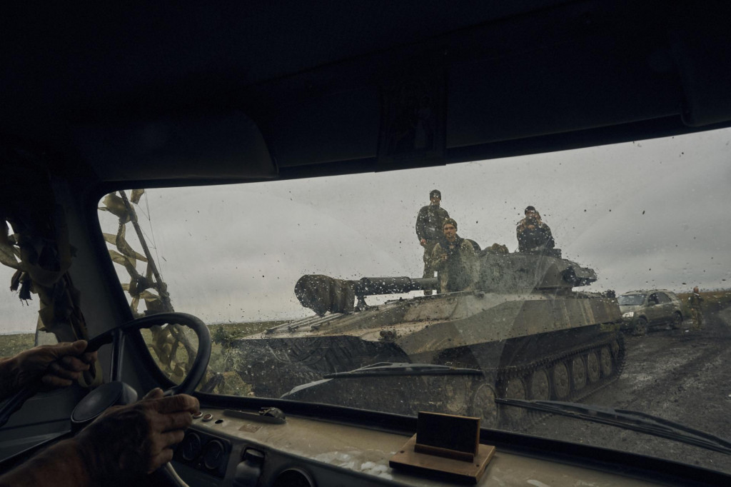 Ukrajinský tank v oslobodenej Charkovskej oblasti. FOTO: TASR/AP
