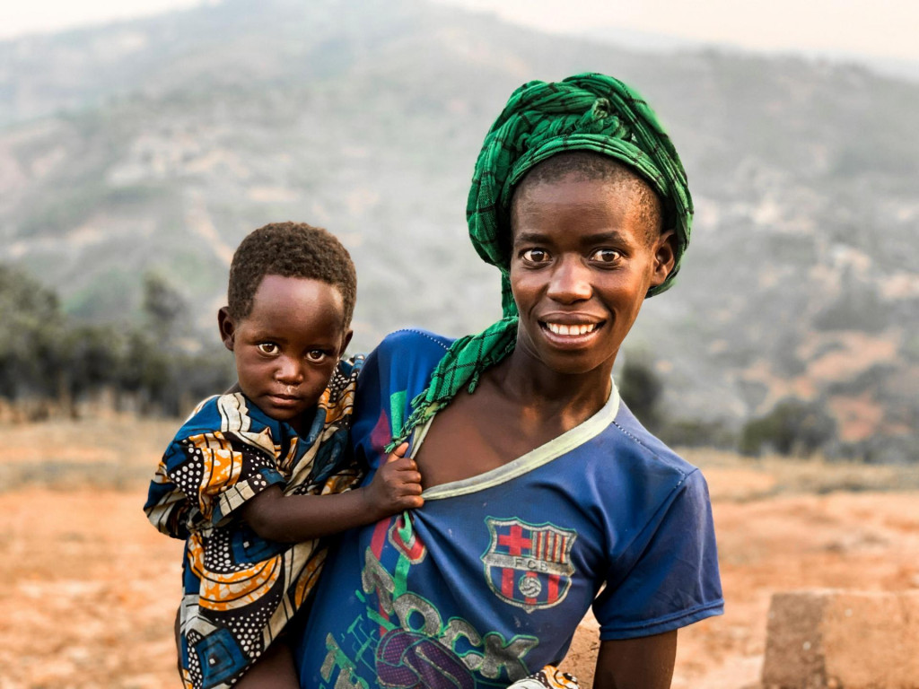 Matka s dieťaťom z etnika Pygmejov.