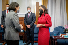 Taiwanský prezident Tsai Ing-wen sa stretáva s predstaviteľkou USA Stephanie Murphy a ďalšími členmi americkej delegácie v prezidentskej kancelárii v Taipei. FOTO: Reuters