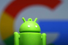Maskot Android a logo firmy Google. FOTO: REUTERS