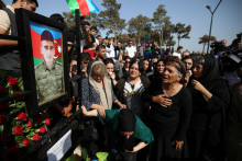 Pohreb vojaka azerbajdžanských ozbrojených síl Sabuhiho Ahmadova, ktorý zahynul pri pohraničných stretoch medzi Azerbajdžanom a Arménskom. FOTO: REUTERS