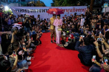 Jatuporn Saeoueng, 25-ročná thajská politická aktivistka, bola podľa odsúdená za správanie, ktoré podľa thajského súdu úmyselne zosmiešňovalo kráľovnú Suthidu.
