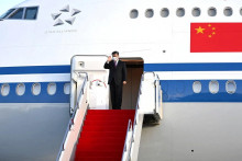 Čínsky prezident Si Ťin-pching máva pri nastupovaní do lietadla. FOTO: Reuters/Kazakh Presidential Press Servic
