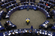 Predsedníčka Európskej komisie Ursula von der Leyenová, oblečená v národných farbách Ukrajiny, prezentuje správu o stave Európskej únie na pôde Európskeho parlamentu. FOTO: TASR/AP