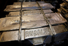 Hliníkové ingoty sú uložené v zlievarni hliníkovej huty Rusal Krasnojarsk. FOTO: Reuters