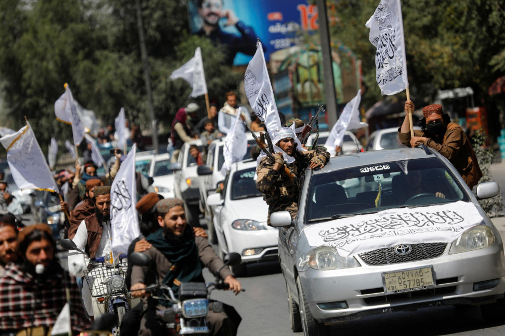 Členovia Talibanu jazdia v konvoji na oslavu prvého výročia stiahnutia amerických jednotiek z Afganistanu. FOTO: Reuters