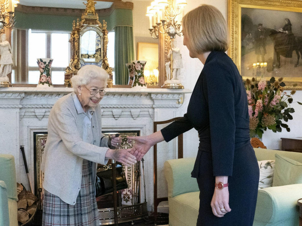 Britská kráľovná Alžbeta II., víta Liz Truss počas audiencie v Balmoral v Škótsku. FOTO: TASR/AP