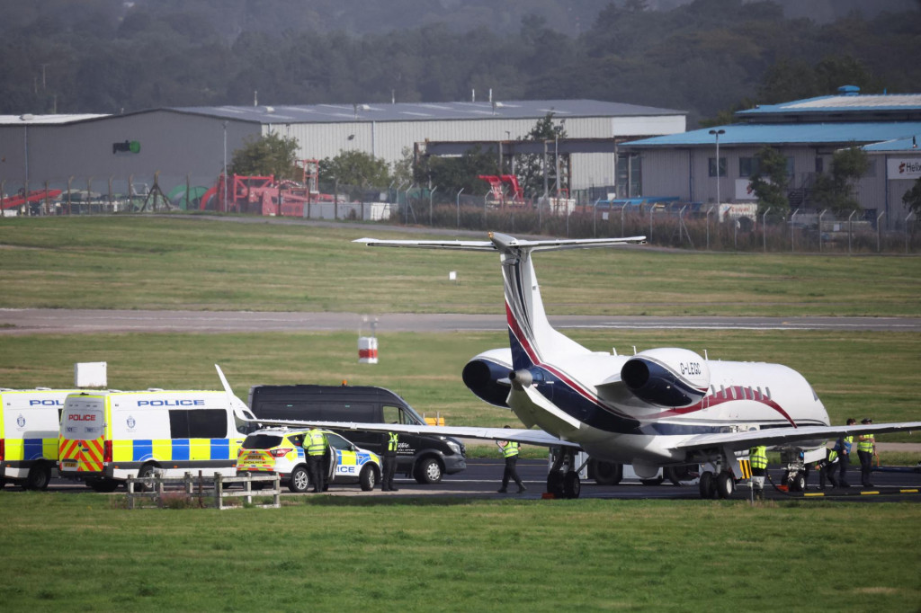 Lietadlo, ktoré prevážalo pozostatky kráľovnej. FOTO: Reuters