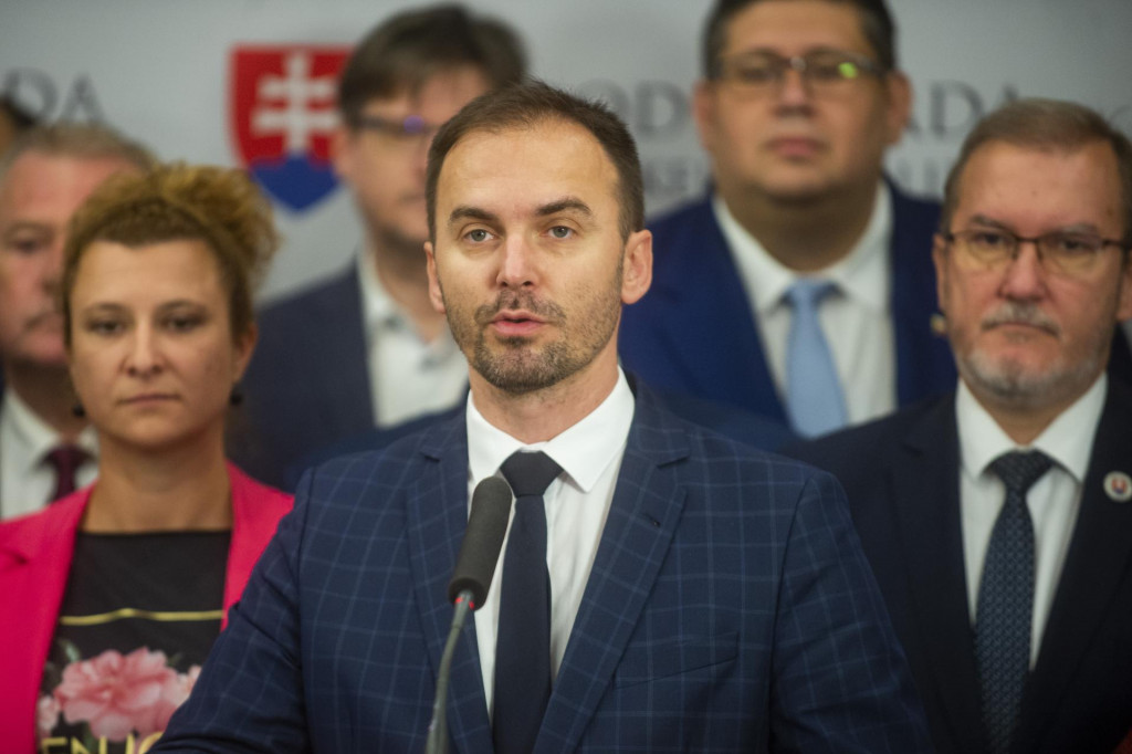 Poslanec Michal &Scaron;ipo&scaron; spolu s členmi poslaneck&eacute;ho klubu OĽaNO. FOTO: TASR/Jakub Kotian