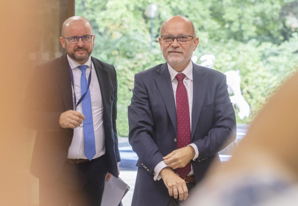 Nový minister zahraničných vecí a európskych záležitostí Slovenskej republiky Rastislav Káčer (vpravo) prichádza rokovanie vlády. FOTO: TASR/Martin Baumann