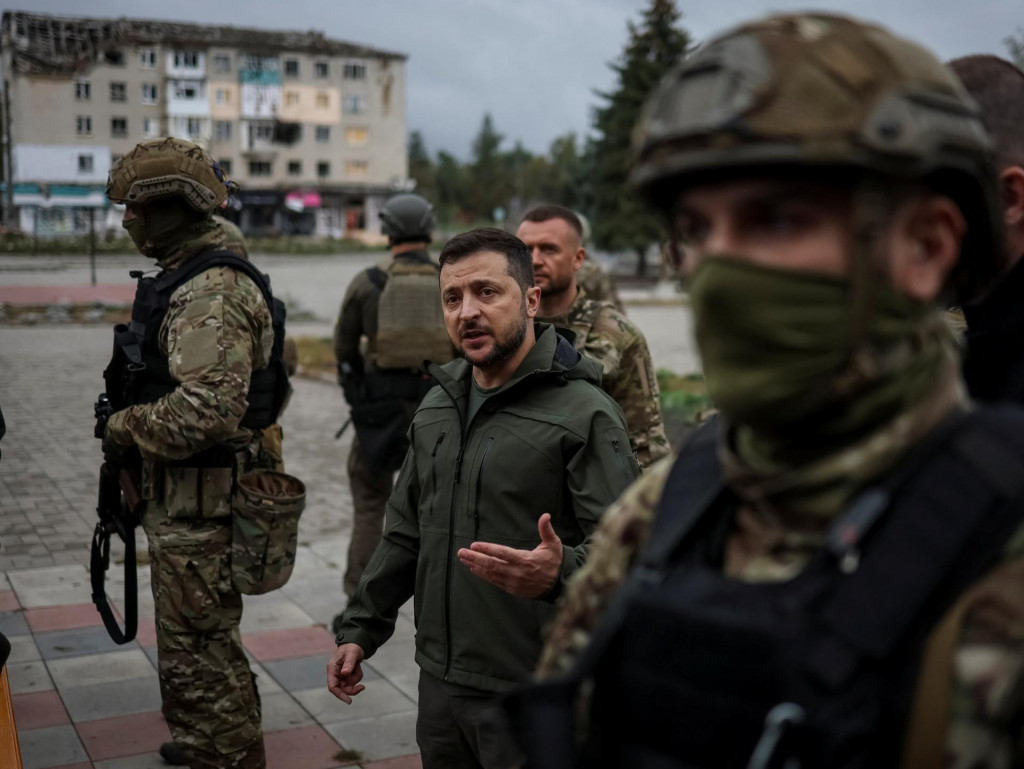 Ukrajinský prezident prišiel do mesta Izium, ktoré bolo oslobodené len pred pár dňami v rámci ukrajinskej protiofenzívy v Charkovskej oblasti. FOTO: Reuters