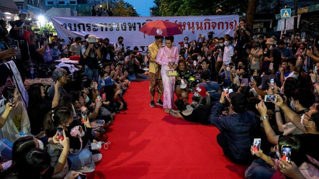 Jatuporn Saeoueng, 25-ročná thajská politická aktivistka, bola podľa odsúdená za správanie, ktoré podľa thajského súdu úmyselne zosmiešňovalo kráľovnú Suthidu.