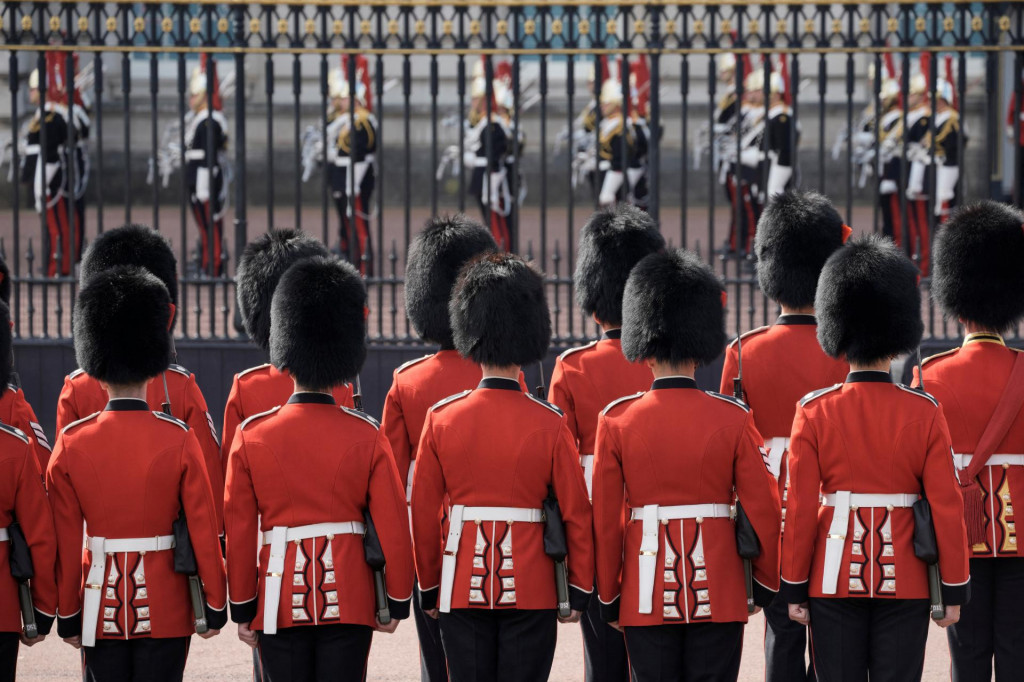 Britská stráž pred Buckinghamským palácom. FOTO: REUTERS