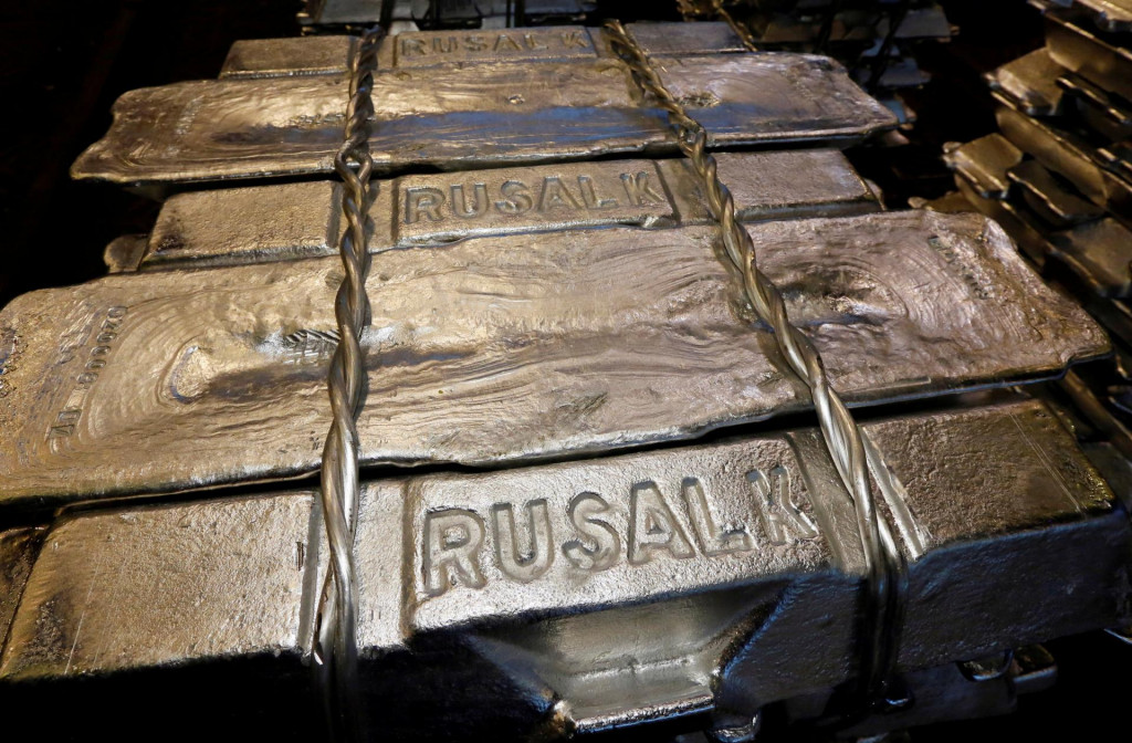 Hliníkové ingoty sú uložené v zlievarni hliníkovej huty Rusal Krasnojarsk. FOTO: Reuters