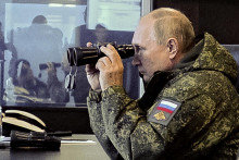 Vladimir Putin sleduje vojenské cvičenie Vostok 2022. FOTO: TASR/AP