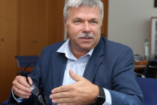 Ivan Šramko, bývalý guvernér NBS a predseda Rady pre rozpočtovú zodpovednosť, vysvetľuje zákulisie zmeny menovej politiky ECB. FOTO: HN/Peter Mayer