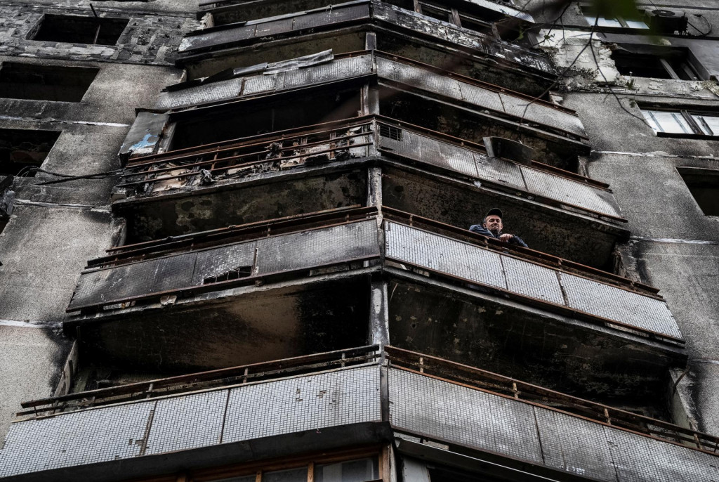 Ruským ostreľovaním zničená obytná budova v Saltivke v Charkovskej oblasti. FOTO: Reuters