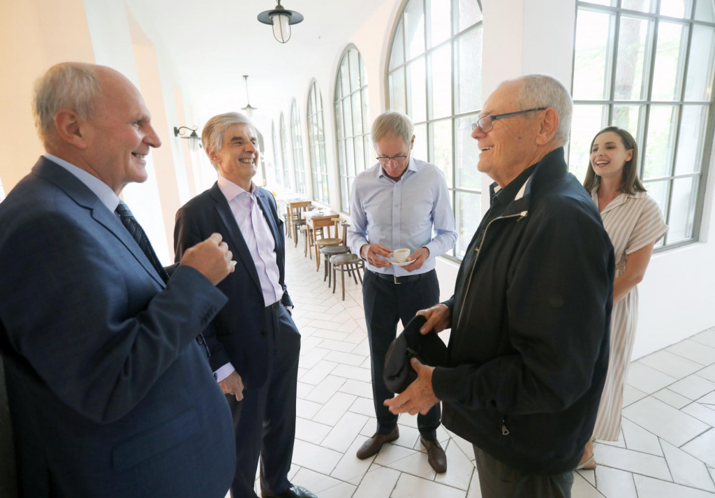 B&yacute;val&eacute; politick&eacute; &scaron;pičiky Franti&scaron;ek Miklo&scaron;ko, Pavol Hru&scaron;ovsk&yacute;, Milan Kňažko a Peter Weiss sa v diskusii HNtelev&iacute;zie zhodli, že osamostatnenie Slovenska bolo spr&aacute;vnym krokom. Nezhodli sa v&scaron;ak na sp&ocirc;sobe, ako k tomu do&scaron;lo. FOTO: HN/Pavol Funt&aacute;l