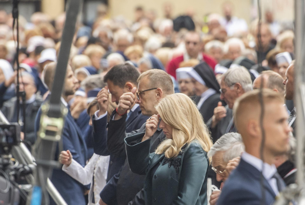 Prezidentka Zuzana Čaputová, predseda parlamentu Boris Kollár a premiér Eduard Heger počas omše v rámci národnej púte k Sedembolestnej Panne Márii v Šaštíne. FOTO: TASR/Martin Baumann