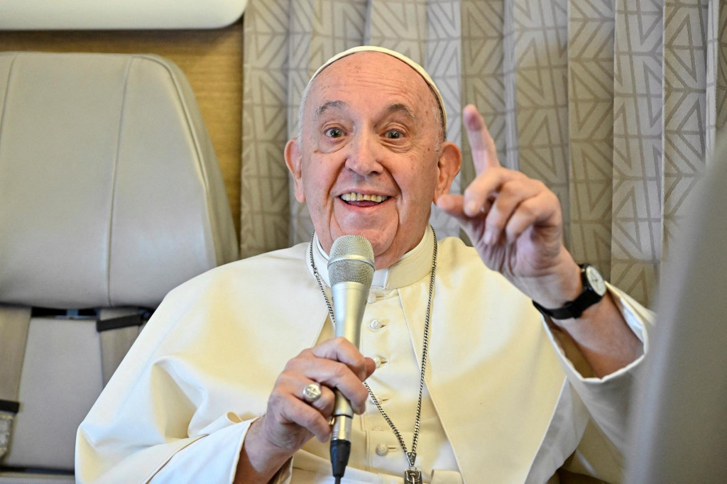 Pápež František odpovedá na otázky novinárov počas konferencie na palube pápežského lietadla počas letu späť do Ríma z Kazachstanu. FOTO: Reuters