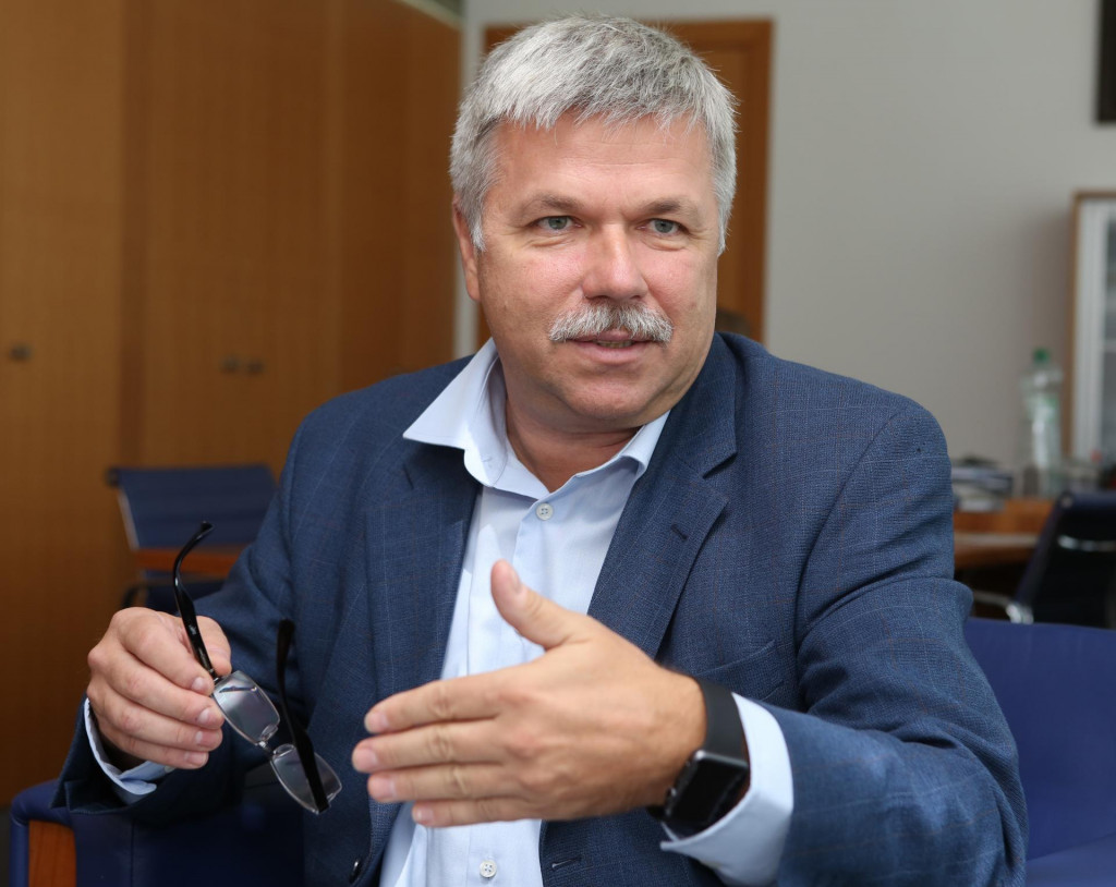 Ivan &Scaron;ramko, b&yacute;val&yacute; guvern&eacute;r NBS a predseda Rady pre rozpočtov&uacute; zodpovednosť, vysvetľuje z&aacute;kulisie zmeny menovej politiky ECB. FOTO: HN/Peter Mayer
