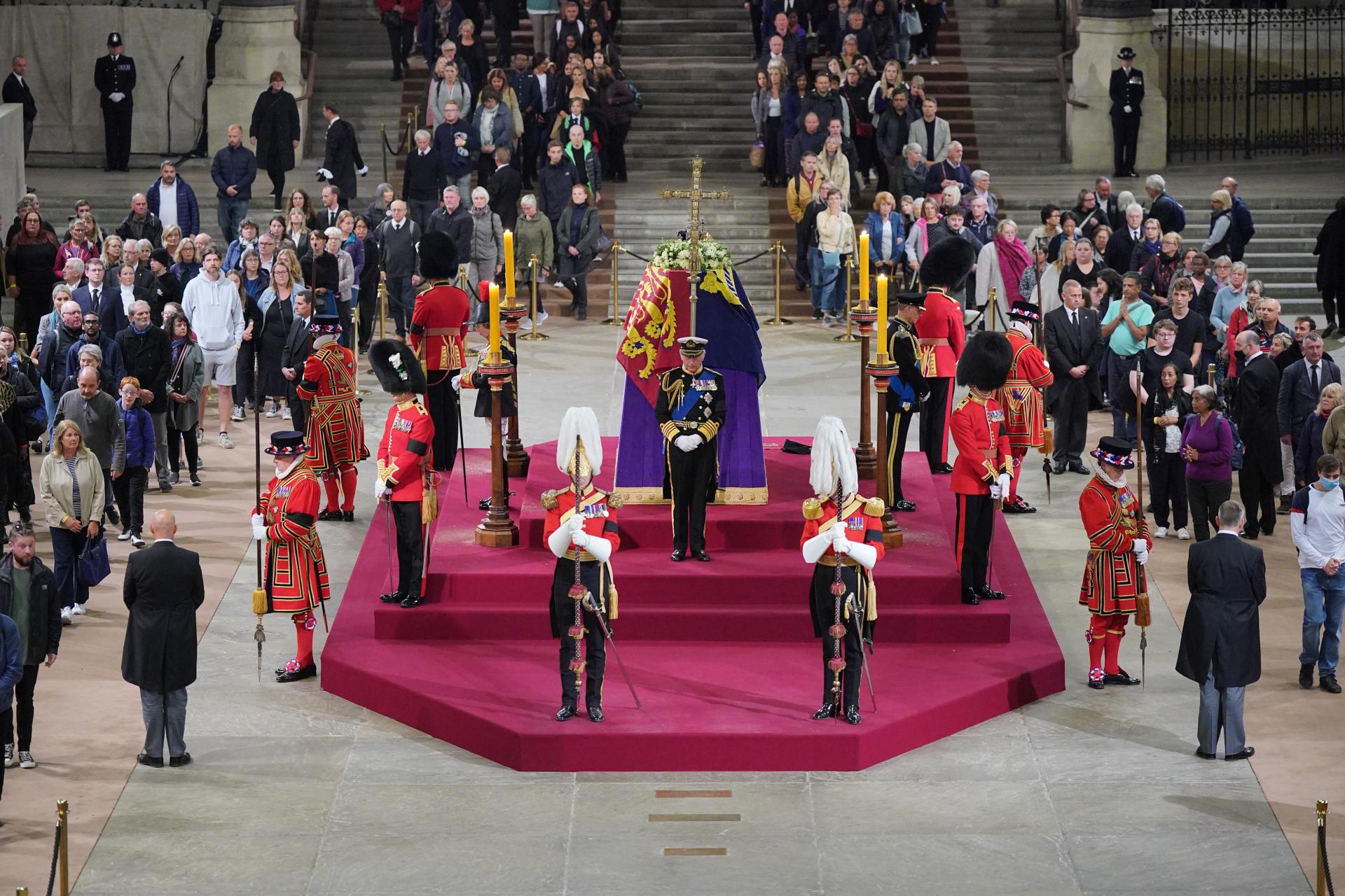 Všetci štyria potomkovia zosnulej britskej kráľovnej držali vigíliu pri jej rakve