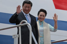 Čínsky prezident Si Ťin-pching a jeho manželka Pcheng Li-jüan mávajú na pozdrav. FOTO: TASR/AP