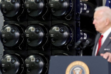 Protitankové strely Javelin sú na pódiu, keď americký prezident Joe Biden hovorí o vyzbrojovaní Ukrajiny. FOTO: Reuters
