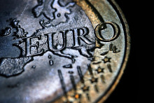 Eurová minca leží na stole v nemeckom meste Augsburg. FOTO: TASR/DPA