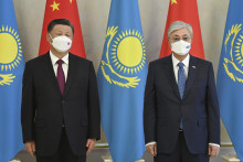 Šéf čínskej komunistickej strany a prezident Si Ťin-pching (vľavo) a kazašský prezident Kasym-Žomart Tokajev (vpravo) pózujú počas stretnutia v kazašskej metropole Nur-sultan. FOTO: TASR/AP