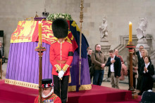 Rakva zosnulej britskej kráľovnej Alžbety II. FOTO: Reuters