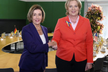Predsedníčka Snemovne reprezentantov Kongresu USA Nancy Pelosiová (vpravo) a predsedníčka parlamentu Bärbel Basová pózujú počas stretnutia predsedov parlamentov krajín G7. FOTO: TASR/AP