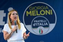 

Giorgia Meloni, líderka krajne pravicovej strany Bratia Talianska, hovorí počas zhromaždenia. FOTO: Reuters