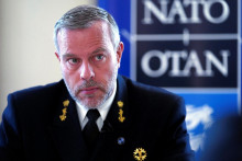 Predseda Vojenského výboru NATO admirál Rob Bauer v estónskom Talline. FOTO: Reuters
