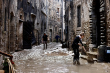 

Ľudia pracujú na uvoľnení cesty po silných dažďoch a smrteľných záplavách, ktoré zasiahli stredotaliansky región Marche. FOTO: Reuters
