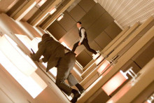 Scéna z filmu Inception, kde sú v snoch popierané zákony gravitácie.