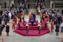 Potomkovia zosnulej britskej kráľovnej Alžbety II. - britský kráľ karol III. (uprostred), princezná Anna (vľavo) a Edward (vpravo) - stoja po stranách rakvy panovníčky počas včernej vigílie vo Westminsterskej sále v Londýne. FOTO: TASR/AP