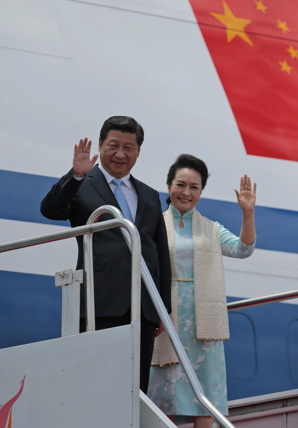Čínsky prezident Si Ťin-pching a jeho manželka Pcheng Li-jüan mávajú na pozdrav. FOTO: TASR/AP