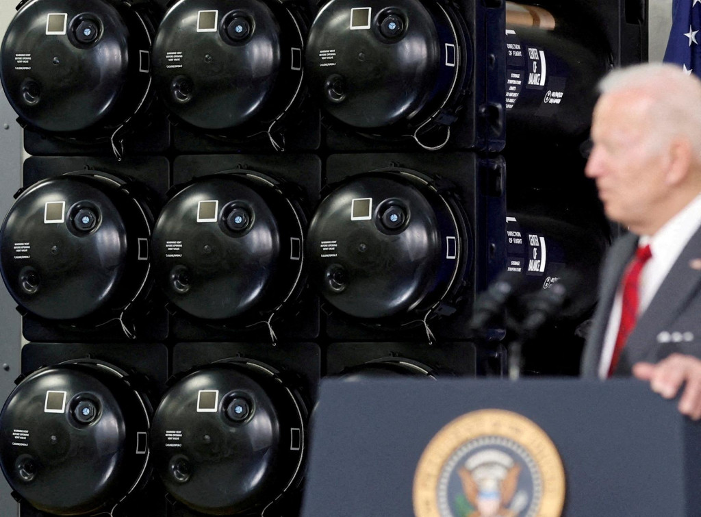 Protitankové strely Javelin sú na pódiu, keď americký prezident Joe Biden hovorí o vyzbrojovaní Ukrajiny. FOTO: Reuters