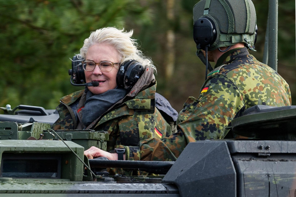 Nemecká ministerka obrany Christine Lambrechtová jazdí na tanku počas návštevy 9. tankovej výcvikovej brigády v Munsteri. FOTO: TASR/DPA