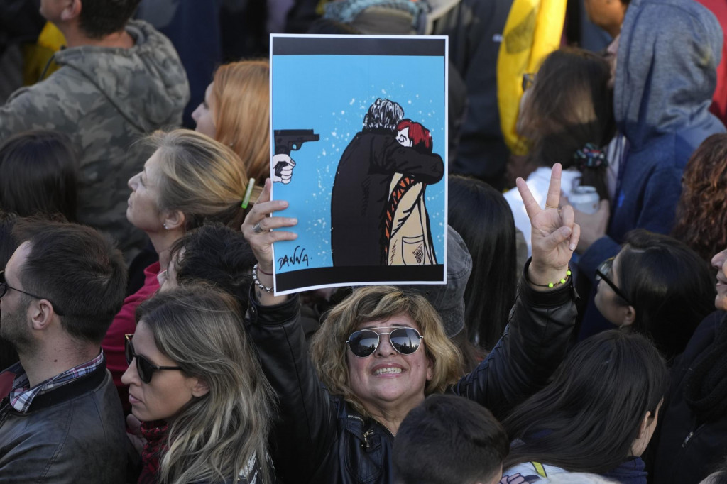 Sympatizantka argentínskej viceprezidentky Cristiny Kirchnerovej drží transparent s podobizňou političky. FOTO: TASR/AP