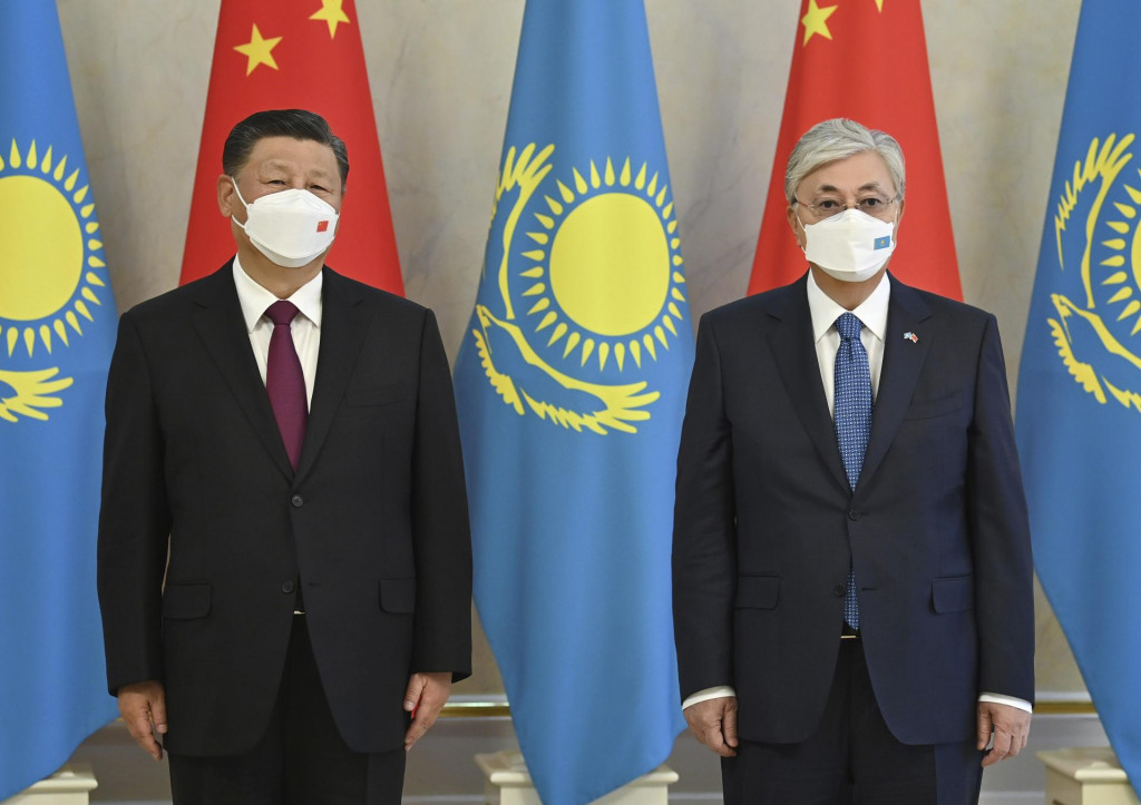 Šéf čínskej komunistickej strany a prezident Si Ťin-pching (vľavo) a kazašský prezident Kasym-Žomart Tokajev (vpravo) pózujú počas stretnutia v kazašskej metropole Nur-sultan. FOTO: TASR/AP