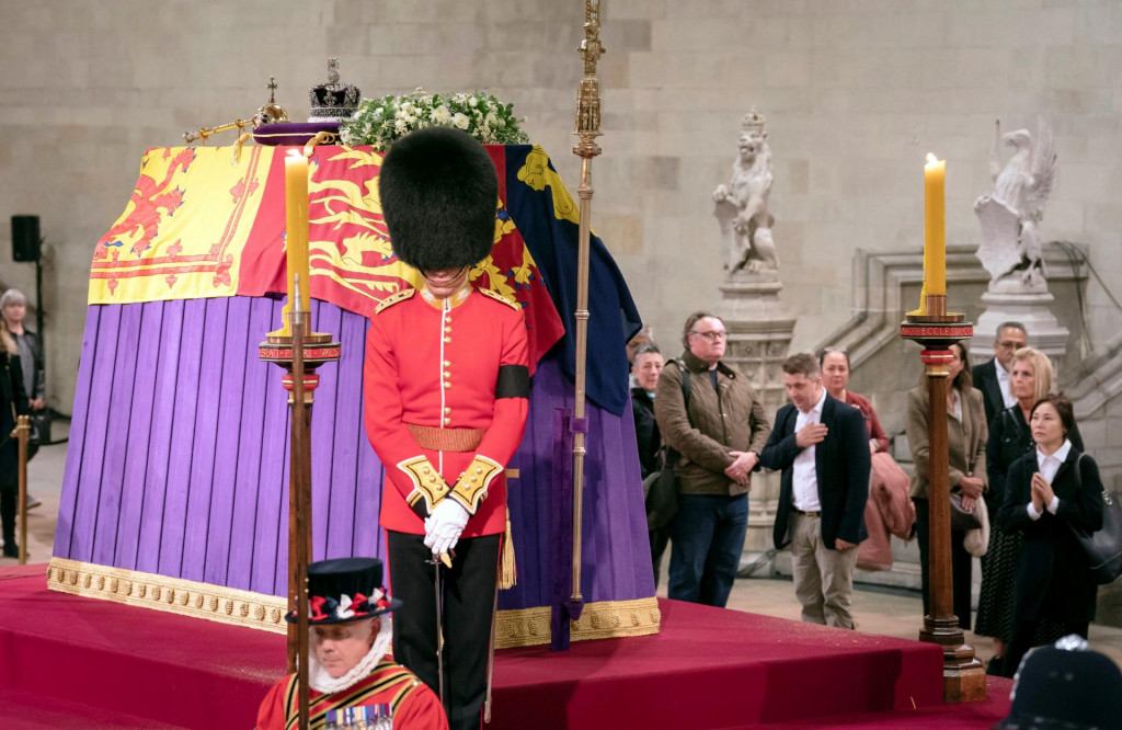 Rakva zosnulej britskej kráľovnej Alžbety II. FOTO: Reuters