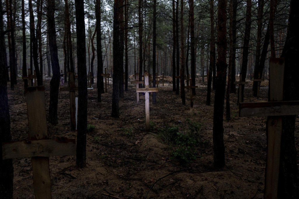 Neidentifikované hroby civilistov a ukrajinských vojakov v meste Izium na východe Ukrajiny. FOTO: TASR/AP
